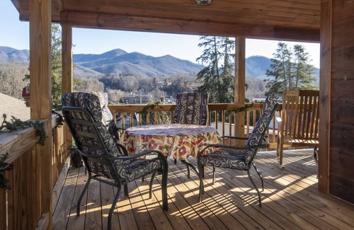 Bryson City House | Tree House Suite at the Calhoun House Inn & Suites
