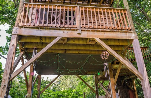 Indianapolis Cabin | Tree house w/private hot tub on an urban farm! just 10 minutes from downtown!