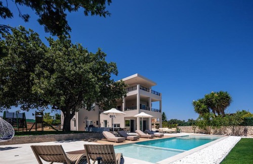 Tria Monastiria Villa | Tree Life Residence