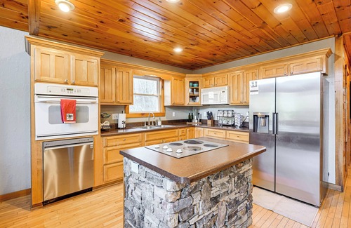 Bryson City Cabin | Tree-Lined Cabin w/Hot Tub & Deck in Bryson City