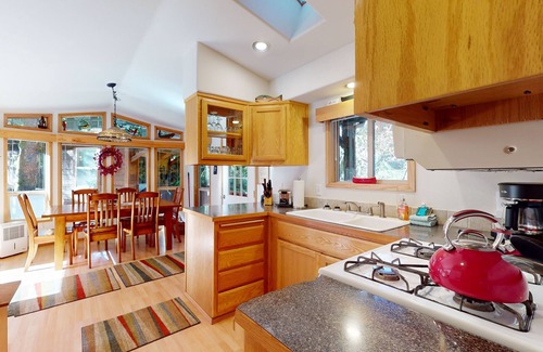 Brookings Cabin | Tree-lined cabin with studio & gorgeous decks, just up from Whaleshead Beach