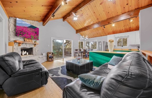 Arrowhead Villas Cabin | Tree-Lined Lake Arrowhead Cabin ~ 1 Mi to Village!