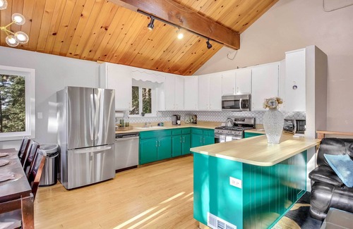 Arrowhead Villas Cabin | Tree-Lined Lake Arrowhead Cabin ~ 1 Mi to Village!