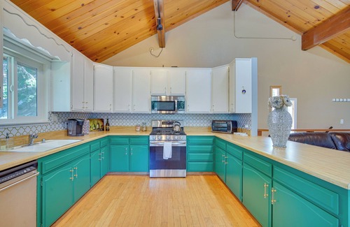 Arrowhead Villas Cabin | Tree-Lined Lake Arrowhead Cabin ~ 1 Mi to Village!