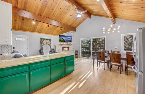 Arrowhead Villas Cabin | Tree-Lined Lake Arrowhead Cabin ~ 1 Mi to Village!