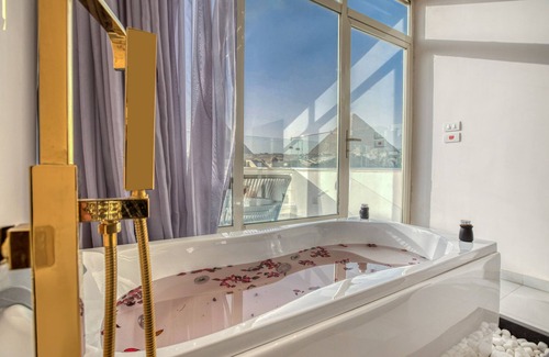 Kafrat al Jabal Bed & Breakfast | Tree Lounge Pyramids View INN, Sphinx Giza.