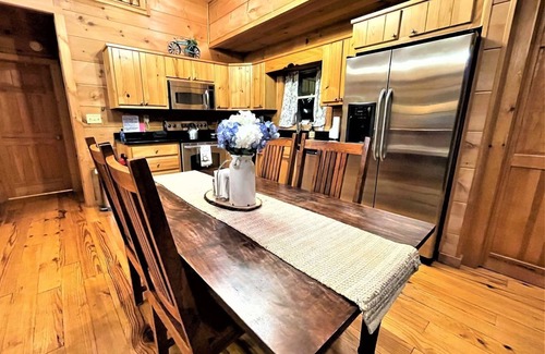 Almond Cabin | Tree Top Getaway - Tree Top Getaway close to Fontana Lake and NOC - Free Passes!
