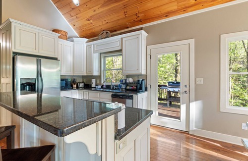 Helen House | Tree Top Haus! Dog Friendly! Relaxing Hot Tub! Cozy Movie Room! & Fun Game Room!