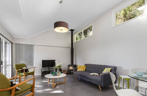 Snells Beach House | TREE TOP HIDEAWAY - SANDSPIT HOLIDAY HOME, with open fire in Sandspit