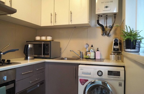 St Kilda Apartment | Tree Top Retreat - Cosy, Light Filled, Centrally Located, 1BR
