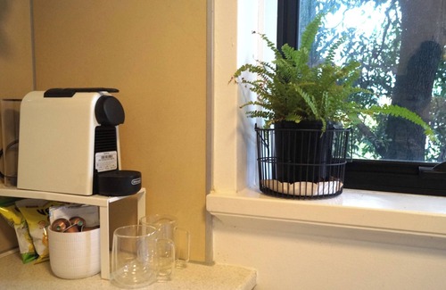 St Kilda Apartment | Tree Top Retreat - Cosy, Light Filled, Centrally Located, 1BR