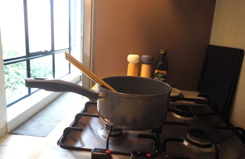 St Kilda Apartment | Tree Top Retreat - Cosy, Light Filled, Centrally Located, 1BR