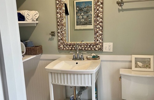 Oak Bluffs Apartment | Tree Top Suite Get-Away