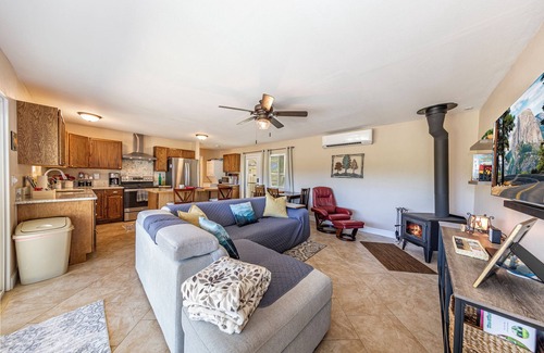 Oakhurst Cabin | Tree top views/2BD 2BA/17 mi YOSE south gate/8.6 mi Bass Lake/dog friendly