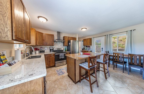 Oakhurst Cabin | Tree top views/2BD 2BA/17 mi YOSE south gate/8.6 mi Bass Lake/dog friendly