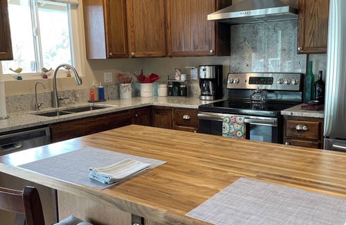 Oakhurst Cabin | Tree top views/2BD 2BA/17 mi YOSE south gate/8.6 mi Bass Lake/dog friendly