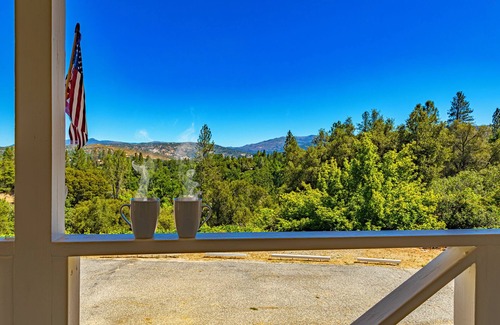 Oakhurst Cabin | Tree top views/2BD 2BA/17 mi YOSE south gate/8.6 mi Bass Lake/dog friendly