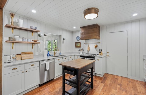 Highlands Hills House | Tree Tops Cottage/Family Friendly/2 miles to Old Edwards