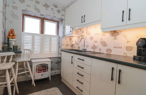 Broadway Cottage | TREE TOPS, pet friendly, character holiday cottage in Broadway