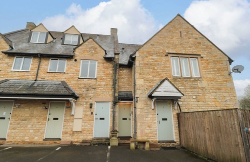 Broadway Cottage | TREE TOPS, pet friendly, character holiday cottage in Broadway