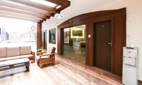 Adyar Hotel | Treebo Comforts Inn, University Road Deralakatte