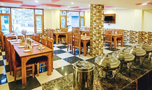 New Manali Hotel | Treebo Dev With Valley View, Mall Road