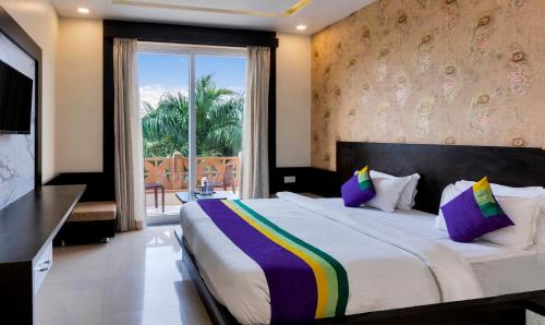 Pushkar Hotel | Treebo Premium Royal Amar With Mountain View, with Swimming Pool