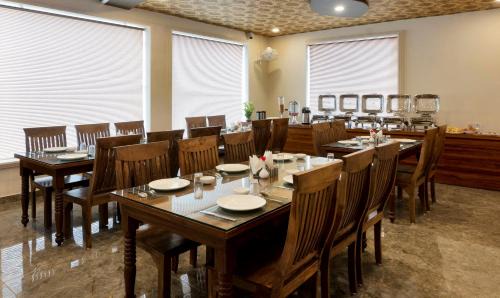 Pushkar Hotel | Treebo Premium Royal Amar With Mountain View, with Swimming Pool