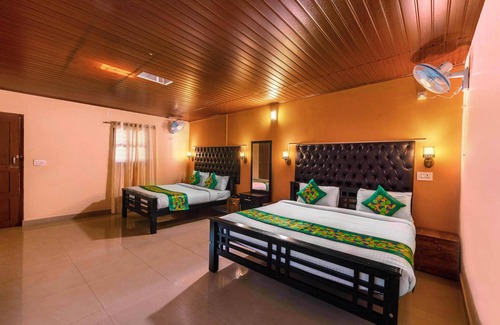 Somvarpet Hotel | Treebo River View