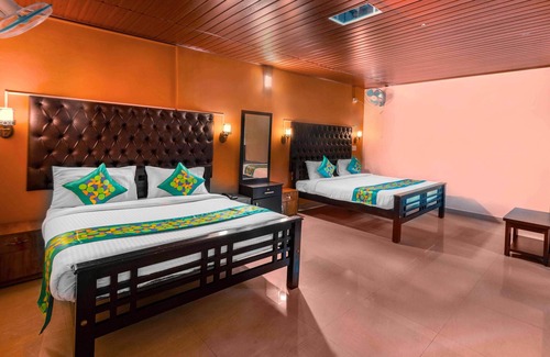 Somvarpet Hotel | Treebo River View