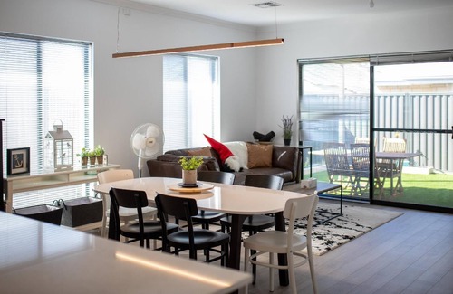 Treeby House | Treeby's Finest Family Home - 4 BDR 2BTH