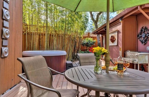 Guerneville House | TreeFort~Bright & Inviting Forest Cabin! Smarthome! EV Charger!HtTb,Decks,Pup