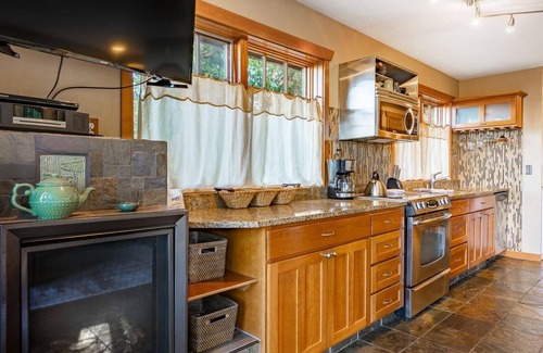 Bellingham House | Treehouse Apartment on Acreage/Bay