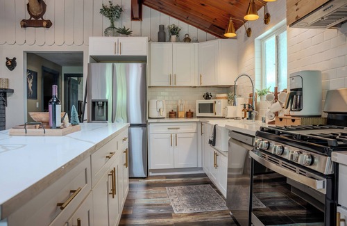 Crestline Cabin | Treehouse cabin newly renovated minutes to Lake Gregory!