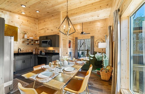 Gatlinburg Cabin | Treehouse Cabin with XLarge Outside Living Space 10 Mins from downtown!