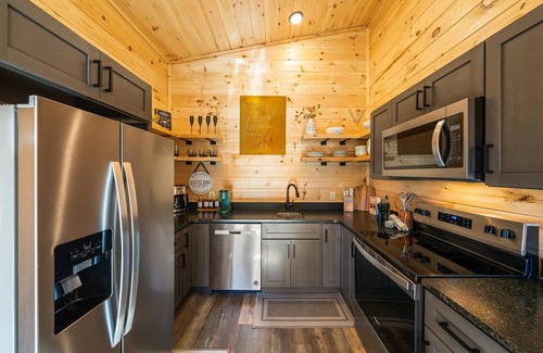 Gatlinburg Cabin | Treehouse Cabin with XLarge Outside Living Space 10 Mins from downtown!