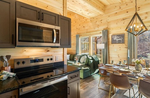 Gatlinburg Cabin | Treehouse Cabin with XLarge Outside Living Space 10 Mins from downtown!