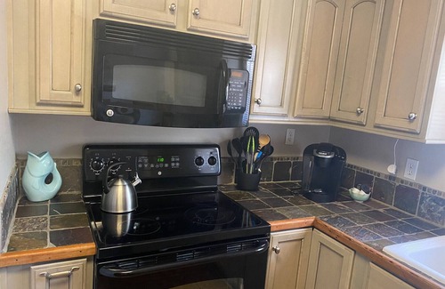 Edisto Island House | Treehouse Cottage - 3 Minute Beach Walk! ~ 3BR/3BA - Privacy Among Historic Oaks