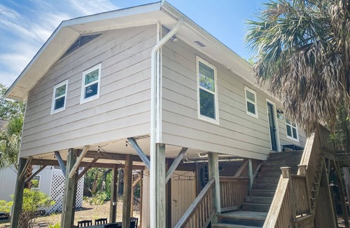 Edisto Island House | Treehouse Cottage - 3 Minute Beach Walk! ~ 3BR/3BA - Privacy Among Historic Oaks