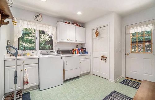 Frankfort House | Treehouse feel, sleeps 10! Near Crystal Lake’s South Shore public beach and CSA.