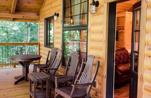 Millersburg Cabin | Treehouse Getaway with Hot Tub @ Cricket Hill