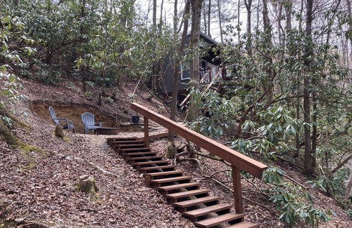 Cosby Cabin | Treehouse Glamping 2 bordering GSMNP, Off-Grid