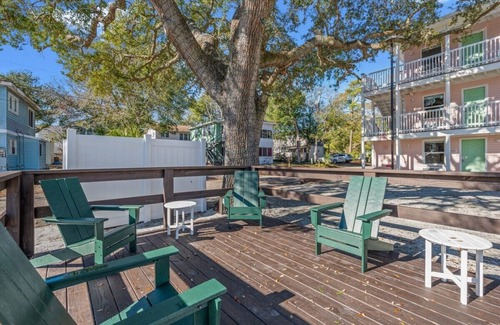 Windy Hill Apartment | TreeHouse Lodge, Walk to Beach, Pet-Friendly 103