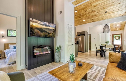 Wears Valley Cabin | Treehouse near Cades Cove W/Hot Tub, Games & large Hammock Deck