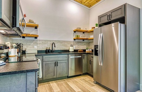 Wears Valley Cabin | Treehouse near Cades Cove W/Hot Tub, Games & large Hammock Deck