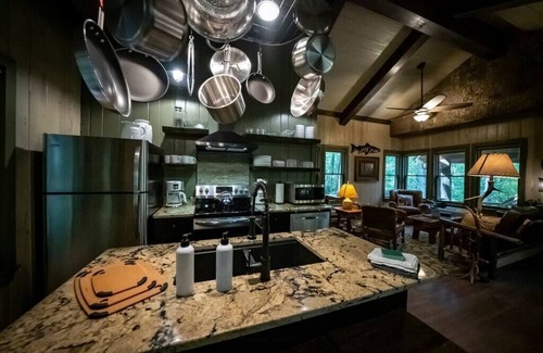 Robbinsville Cabin | Treehouse Over Creek with WiFi, private hiking trails, firepit & swimming hole