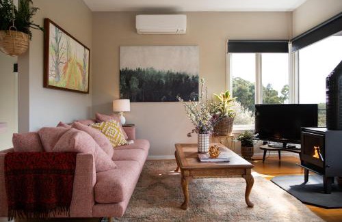 Daylesford Villa | Treehouse Spa Villa - Unique & Secluded Retreat in Daylesford