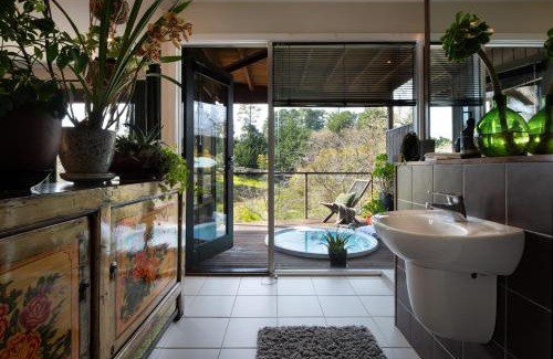 Daylesford Villa | Treehouse Spa Villa - Unique & Secluded Retreat in Daylesford