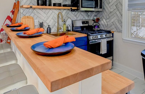 Parkville Apartment | Treehouse Suite | King BR | Spa bath | Calm Energy