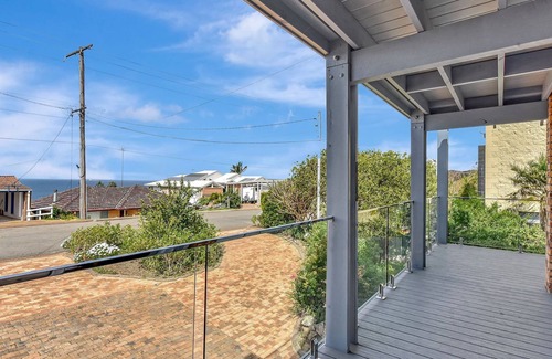 Caves Beach House | Treehouse Waterview - Experience the ultimate coastal escape